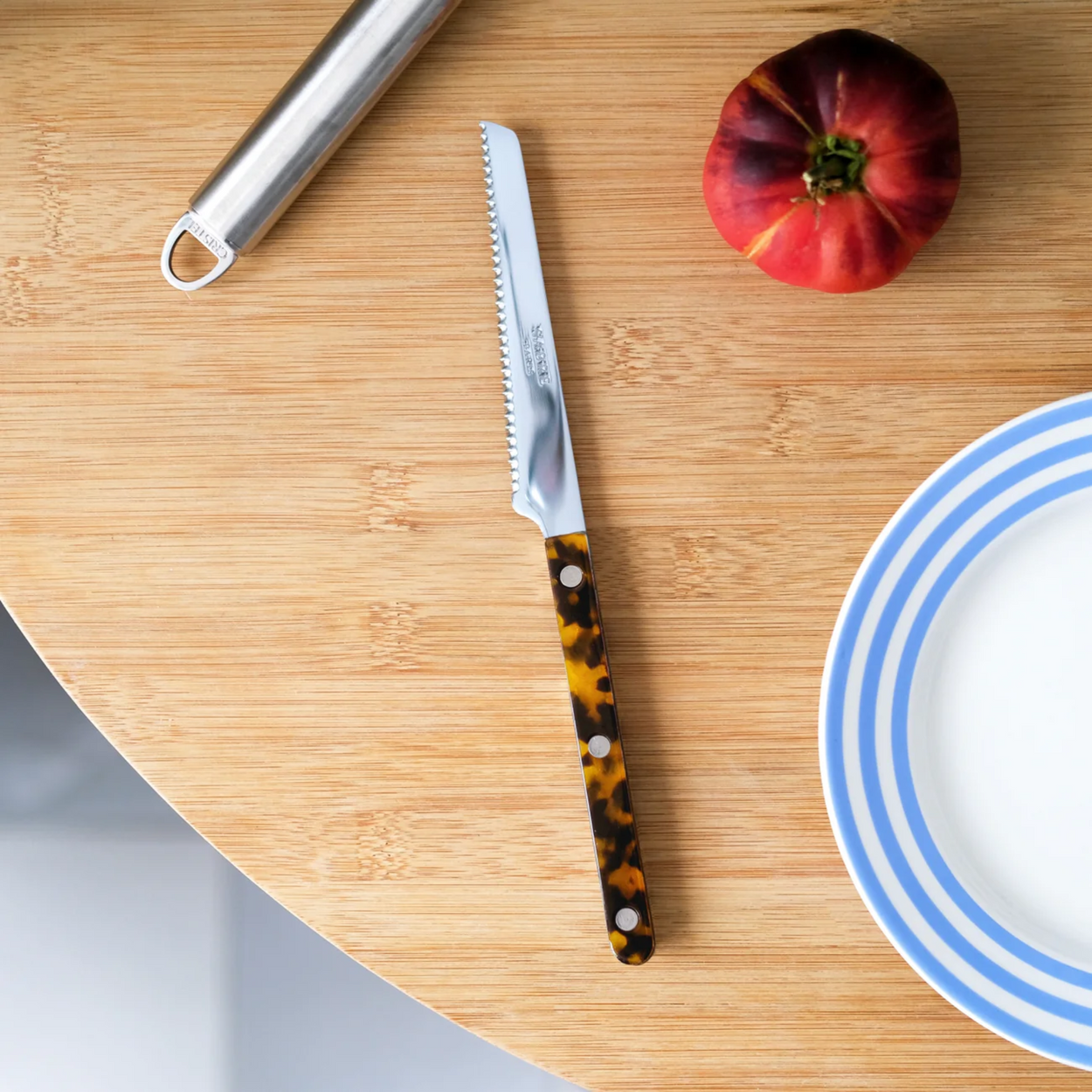 Tortoise Sabre Paris Bistrot French Tomato Knife on wood table with plate