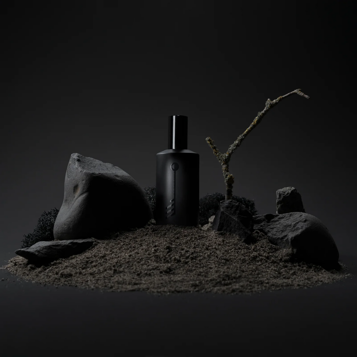 Fischersund Utilykt EDP Icelandic Fragrance on black sand with rocks