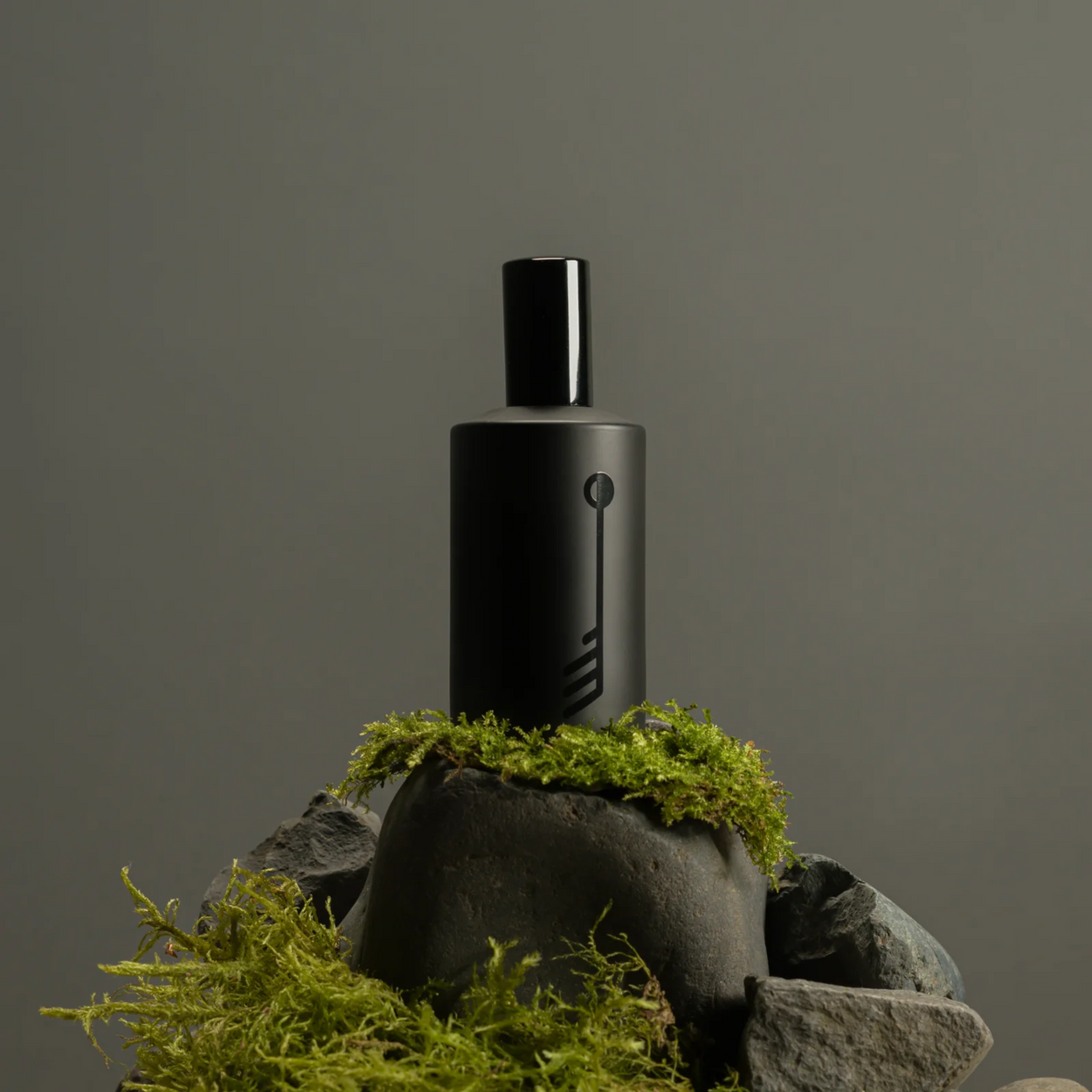 Fischersund Utilykt EDP Icelandic Fragrance on black rock with moss