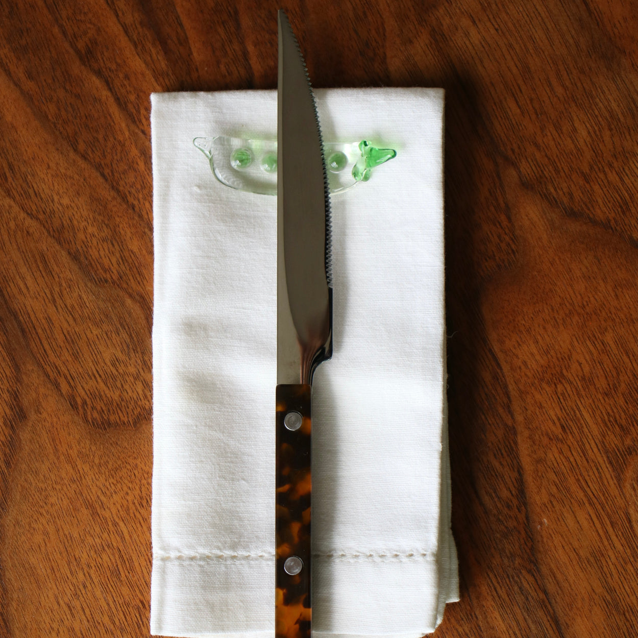 Vegetable Chopstick/Knife Rest, pea with knife on napkin