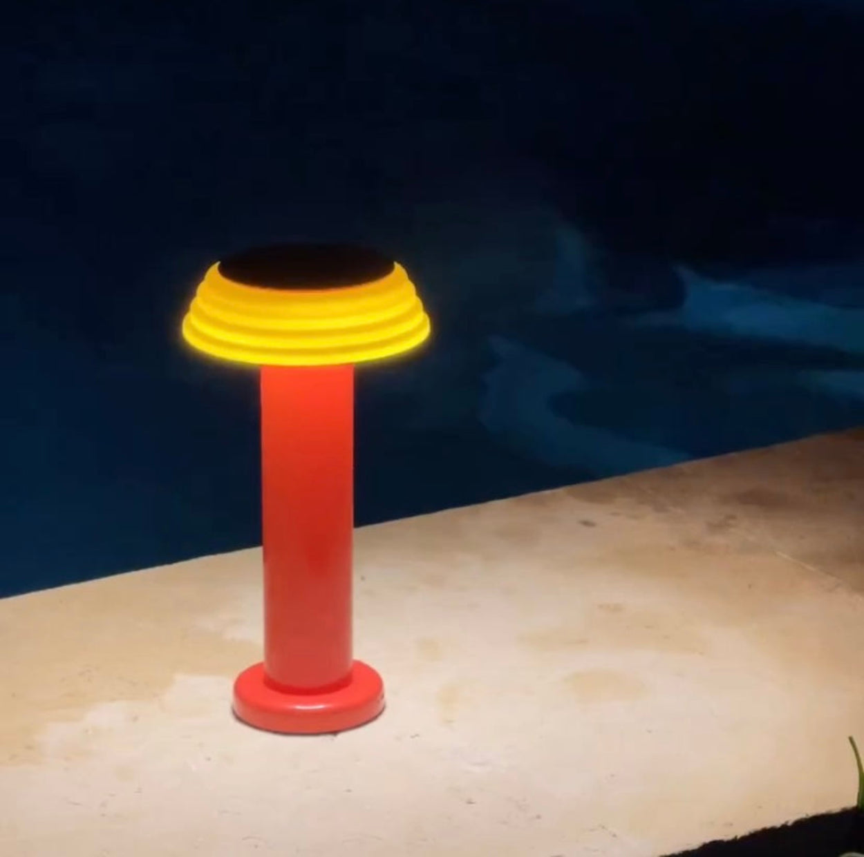 Yellow and red cylindrical light on a dark background