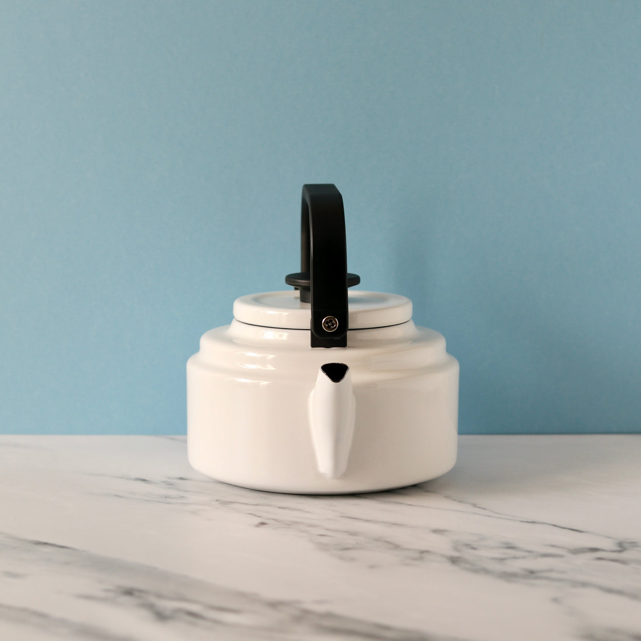 Japanese Noda Horo Amu Kettle - White. Front profile