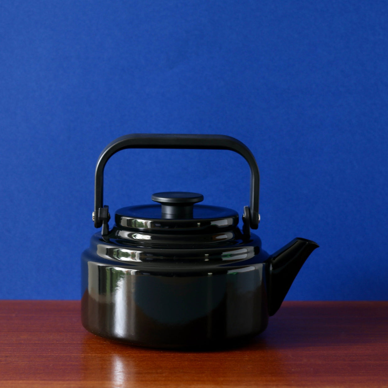 Noda Horo Amu Kettle Black against blue background