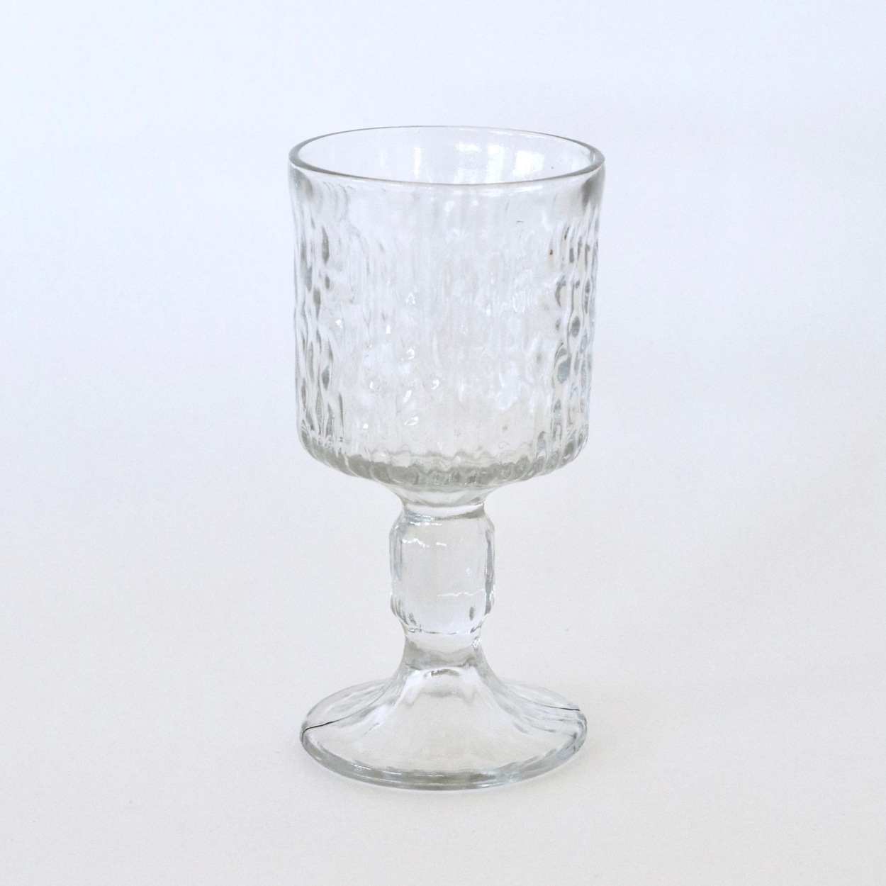 Ravenhead Icy Bark Siesta Wine glass against a white background.