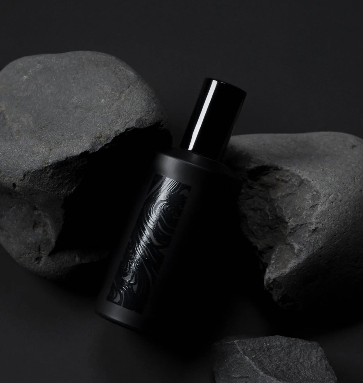 Fischersund Flotholt EDP Fragrance lying with black rocks