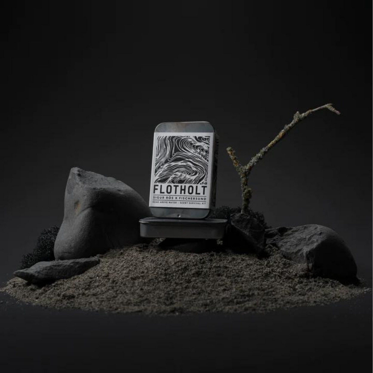 Fischersund Flotholt Scent Survival Kit with dark rocks and sand