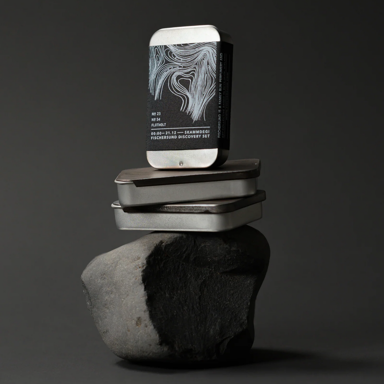 Fischersund Dark Discovery Set case on a reflective surface against a dark background