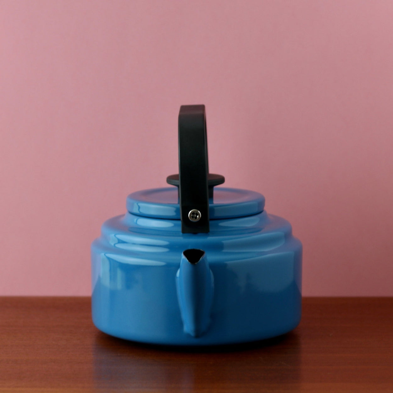 Noda Horo Amu Kettle Blue against pink background