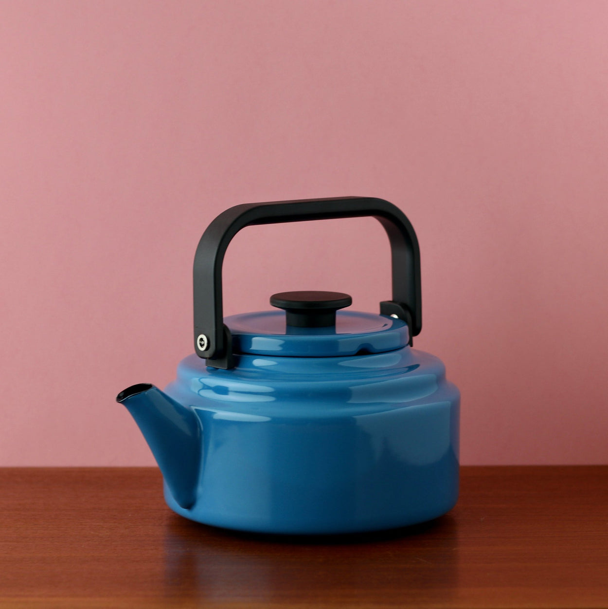 Noda Horo Amu Kettle Blue against pink background