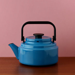 Noda Horo Amu Kettle Blue against pink background